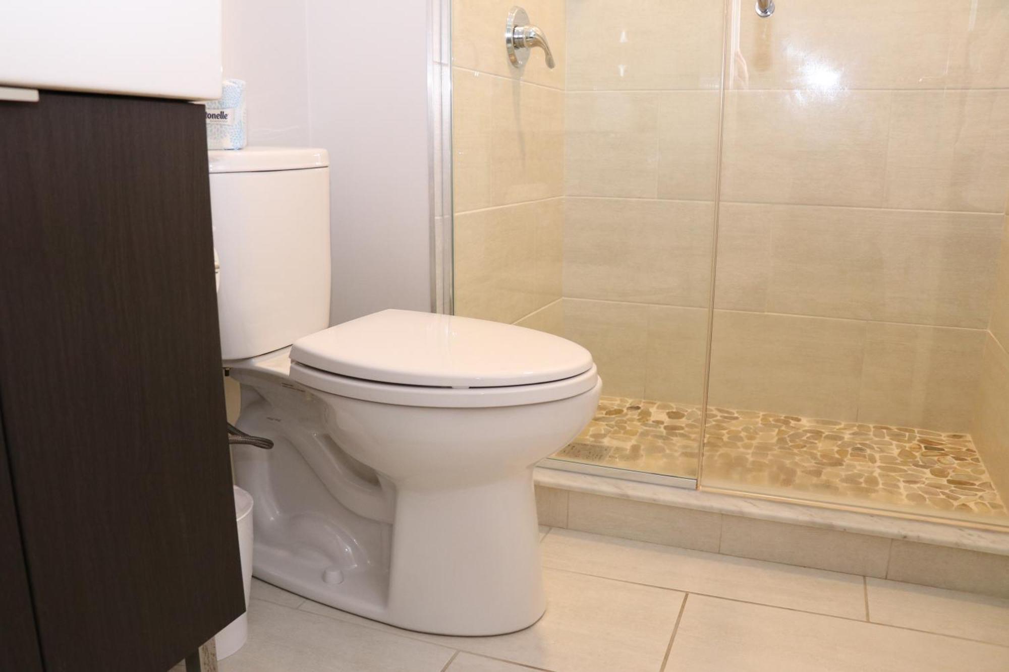 A Stylish Stay W/ A Queen Bed, Heated Floors.. #34 Brookline Esterno foto